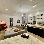Spacious In The Center- Main Square 300m דירה