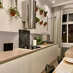 Spacious In The Center- Main Square 300m דירה *