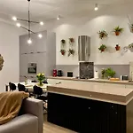 Spacious In The Center- Main Square 300m דירה *
