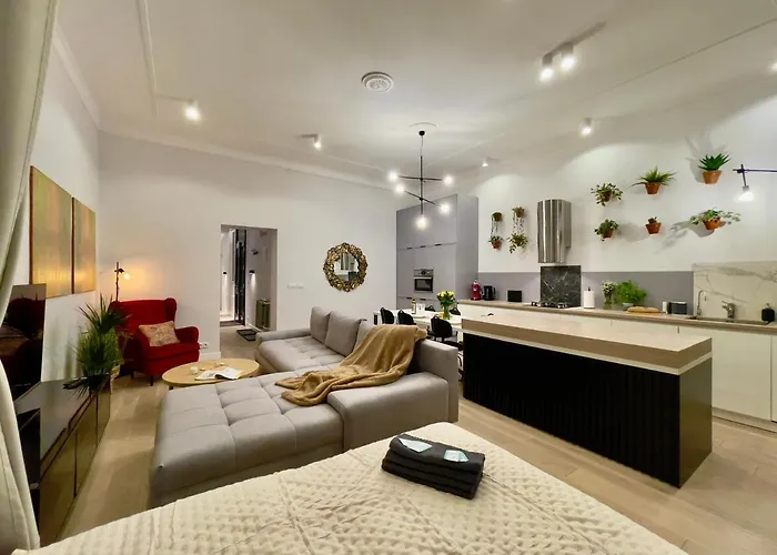 Spacious In The Center- Main Square 300m Appartement