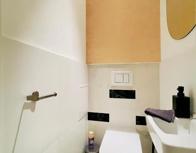 Spacious In The Center- Main Square 300m Appartement *